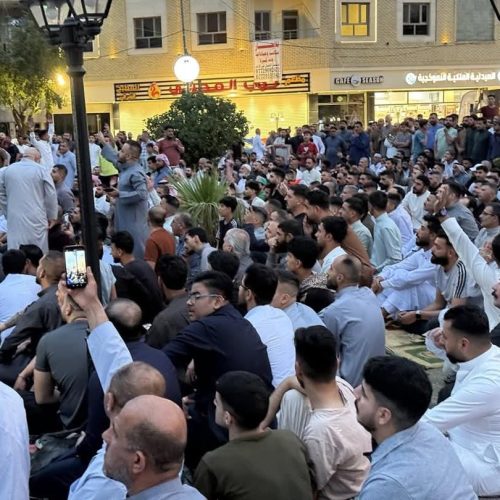 بالصور.. جموع المصلين يقيمون صلاة العيد بالطرقات والحدائق بعد أوامر الوقف السني بغلق المساجد