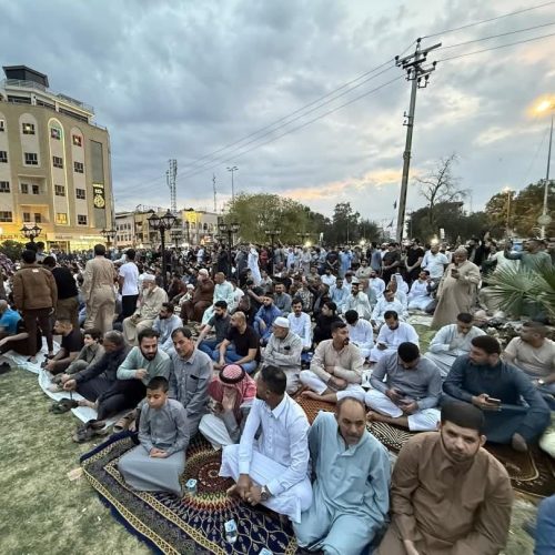 بالصور.. جموع المصلين يقيمون صلاة العيد بالطرقات والحدائق بعد أوامر الوقف السني بغلق المساجد