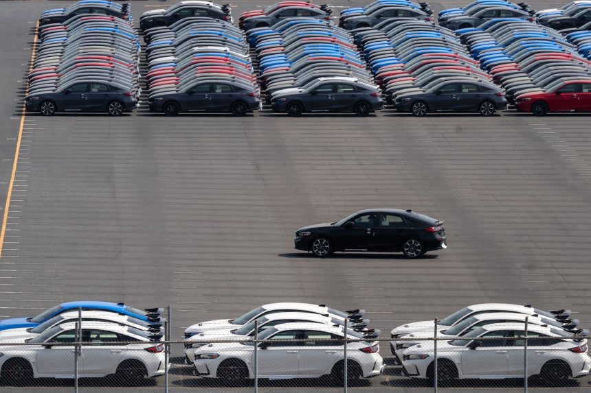 كندا تعتزم فرض رسوم جمركية بنسبة 25% على واردات السيارات الأمريكية