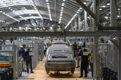 بسبب الرسوم الجمركية.. بعض منتجي السيارات يخططون لنقل مصانعهم إلى أميركا