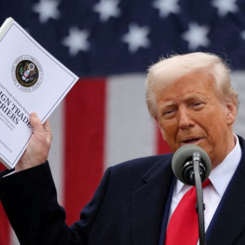 ترامب يقرر إعفاء الهواتف الذكية والحواسيب والرقائق الإلكترونية من الرسوم الجمركية