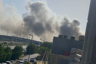 إخماد حريق اندلع داخل إحدى الجمعيات التجارية ضمن منطقة الغزالية ببغداد