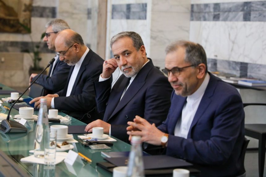 وزير الخارجية العُماني يعلن تأجيل الجولة الرابعة من المحادثات بين ايران والولايات المتحدة