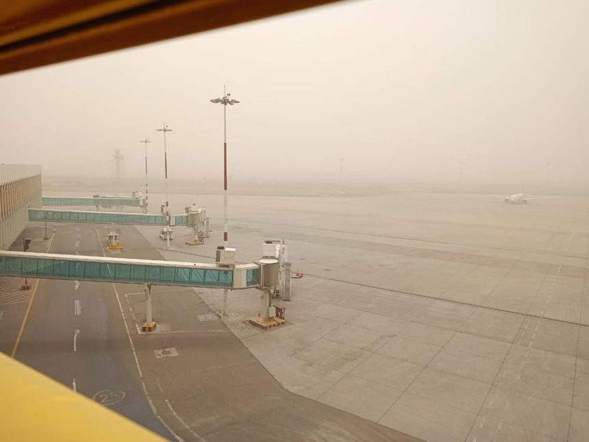 توقف الملاحة الجوية في مطار بغداد بشكل مؤقت بسبب العاصفة الترابية