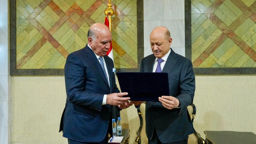 وزير الخارجية يسلّم رئيس مجلس القيادة الرئاسي اليمني دعوة لحضور القمة العربية في بغداد