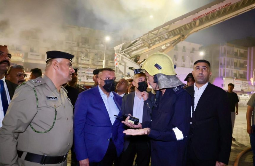 حريق في مجمع تجاري بمنطقة الباب الشرقي ووزير الداخلية يتابع ميدانيًا عمليات الاخماد