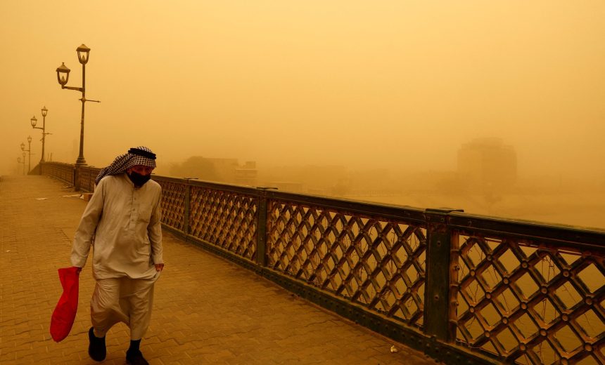 العراق يخسر مليون دولار يومياً بسبب العواصف الترابية