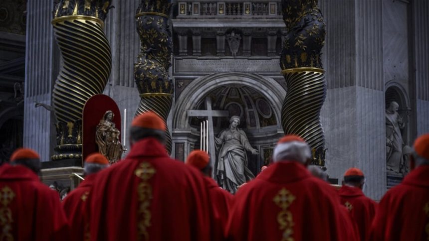 تصاعد الدخان الأسود من الفاتيكان للمرة الثانية وإشارة إلى فشل انتخاب البابا الجديد