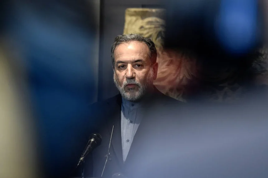 قُبيل جولة الاحد من المباحثات الايرانية الامريكية.. وزير خارجية ايران يزور السعودية وقطر