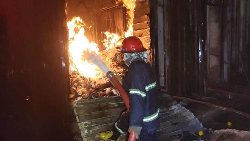 مديرية الدفاع المدني تعلن السيطرة على حريق الشورجة وسط بغداد