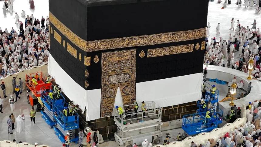 السعودية.. رفع كسوة الكعبة استعدادا لموسم الحج
