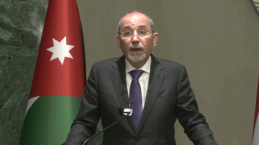 وزير الخارجية الأردني: الاجتماع الثلاثي بحث آليات تفعيل التعاون بين العراق ومصر والأردن