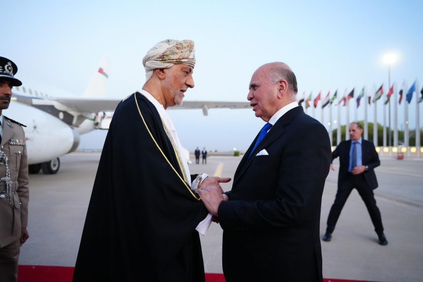 نائب رئيس الوزراء العماني يصل إلى بغداد للمشاركة في القمة العربية