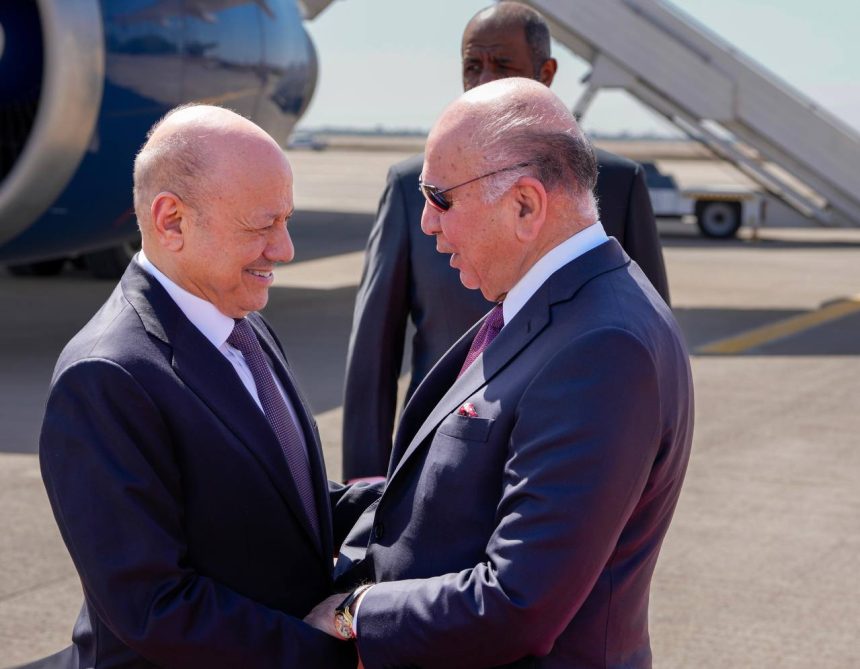 رئيس مجلس القيادة الرئاسي في اليمن يصل بغداد للمشاركة في أعمال القمة العربية