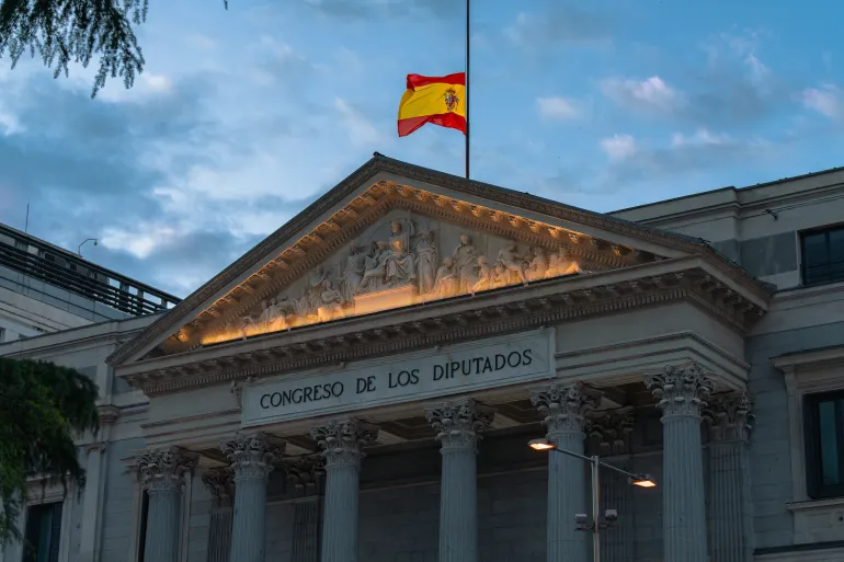 البرلمان الإسباني يوافق على حظر بيع الأسلحة إلى إسرائيل