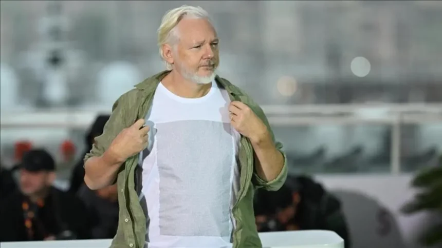 أسانج يخطف الأنظار بمهرجان كان.. ارتدى قميصاً عليه أسماء 4986 طفلاً استشهدوا بغزة