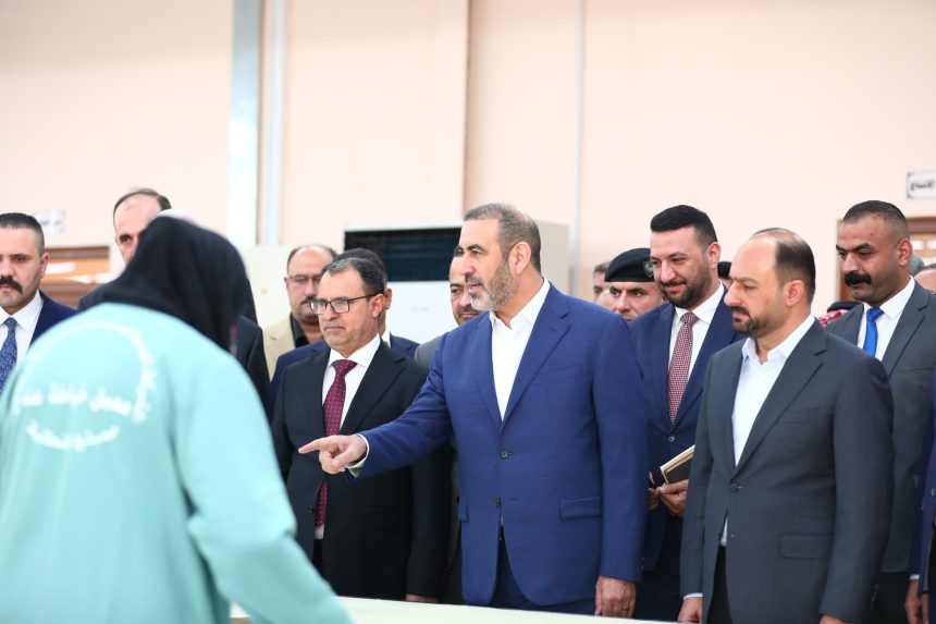 وزير الصناعة يفتتح معمل خياطة عنه ويضع حجر الأساس لمشروع معمل إنتاج الأسمدة الفوسفاتية بالقائم