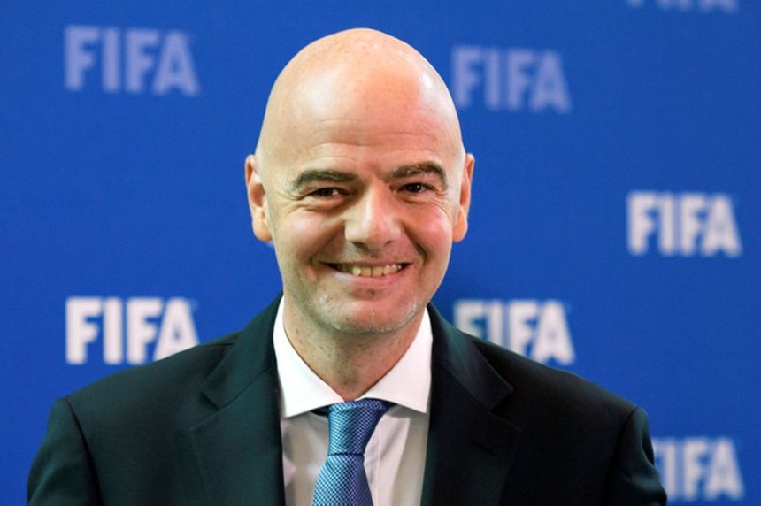 رئيس "الفيفا" يعزز التكهنات بتصريح مثير: أحلم بكريستيانو رونالدو وميسي في فريق واحد