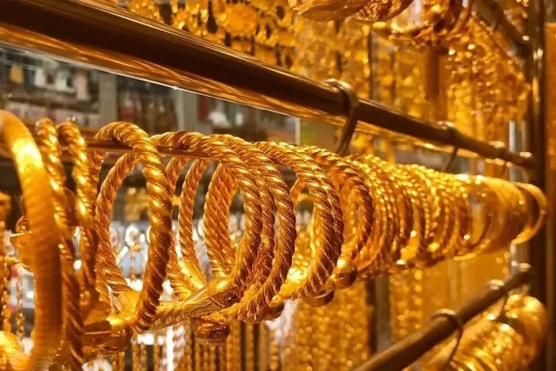 الذهب يفقد بريقه.. انخفاض الأسعار بعد قرار ترامب تأجيل الرسوم على أوروبا