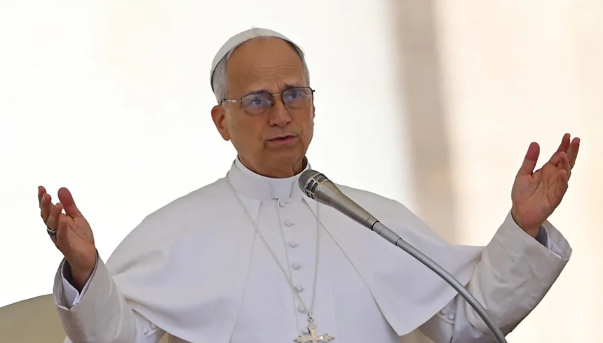 بابا الفاتيكان يدعو لوقف فوري لإطلاق النار في غزة ويرثي الأطفال