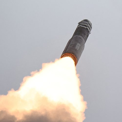 وسائل اعلام: اطلاق صاروخ باليستي من اليمن تجاه اسرائيل