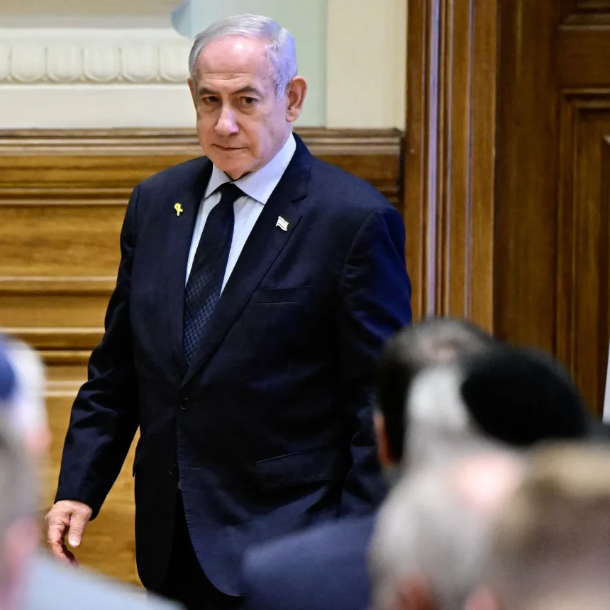 إعلام إيراني: القبض على مسؤول حساب نتنياهو الناطق بالفارسية ونقله إلى داخل إيران