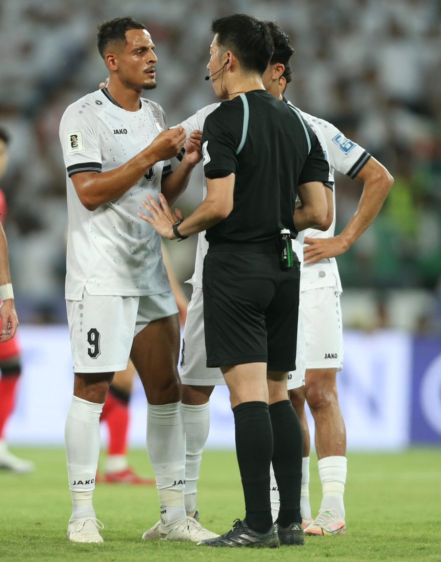 علي الحمادي يغادر بعثة المنتخب الوطني بعد تأكد غيابه عن مباراة الأردن