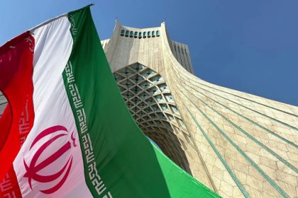 إيران تستنكر قرار منع سفر مواطنيها إلى أميركا وتصفه بالعنصري