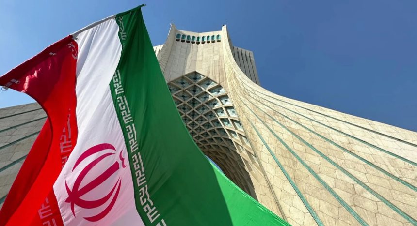 إيران تستنكر قرار منع سفر مواطنيها إلى أميركا وتصفه بالعنصري