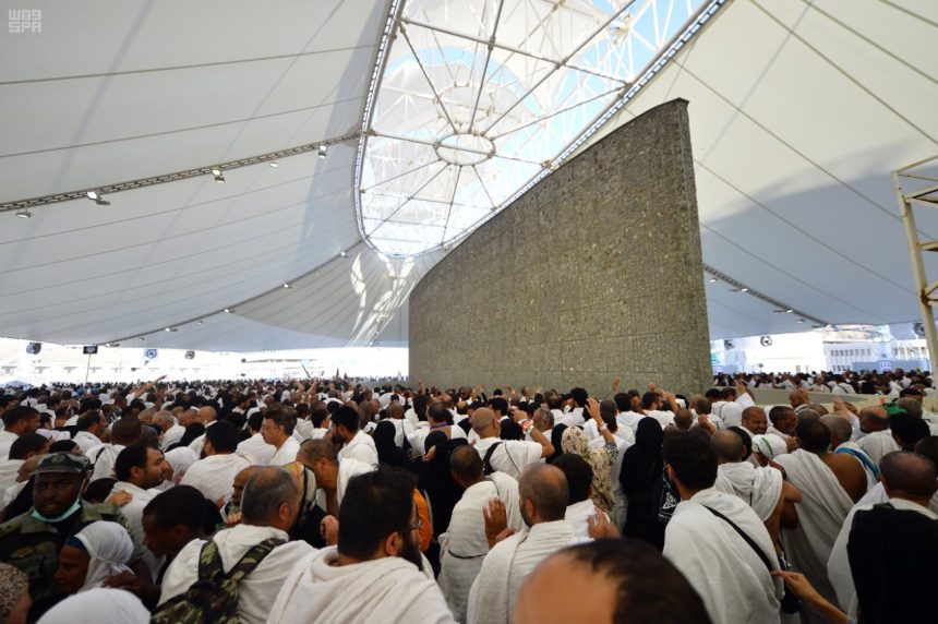 المتعجلون من الحجاج يبدأون رمي الجمرات ويتوجهون لطواف الوداع