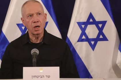 وزير الدفاع الإسرائيلي: أمرت بمنع وصول سفينة كسر الحصار "مادلين" إلى غزة