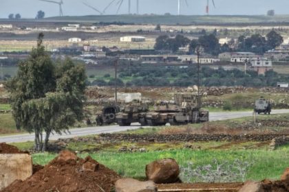 القوات الاسرائيلية تتوغل في قرية جنوبي سوريا وتفرض حظرًا للتجوال