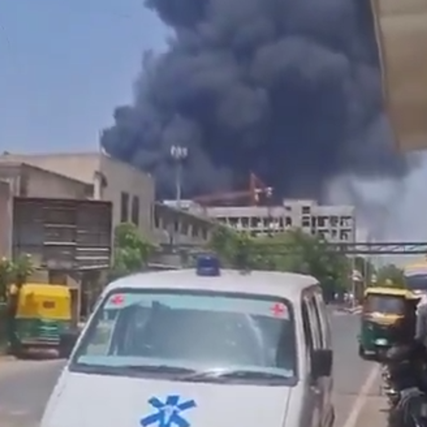 تحطم طائرة ركاب هندية قرب مطار "أحمد آباد"على متنها أكثر من 130 شخصًا