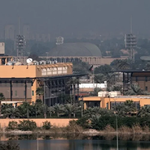 مصدر: المباشرة باجلاء موظفي السفارة الامريكية وقاعدة فكتوريا في مطار بغداد