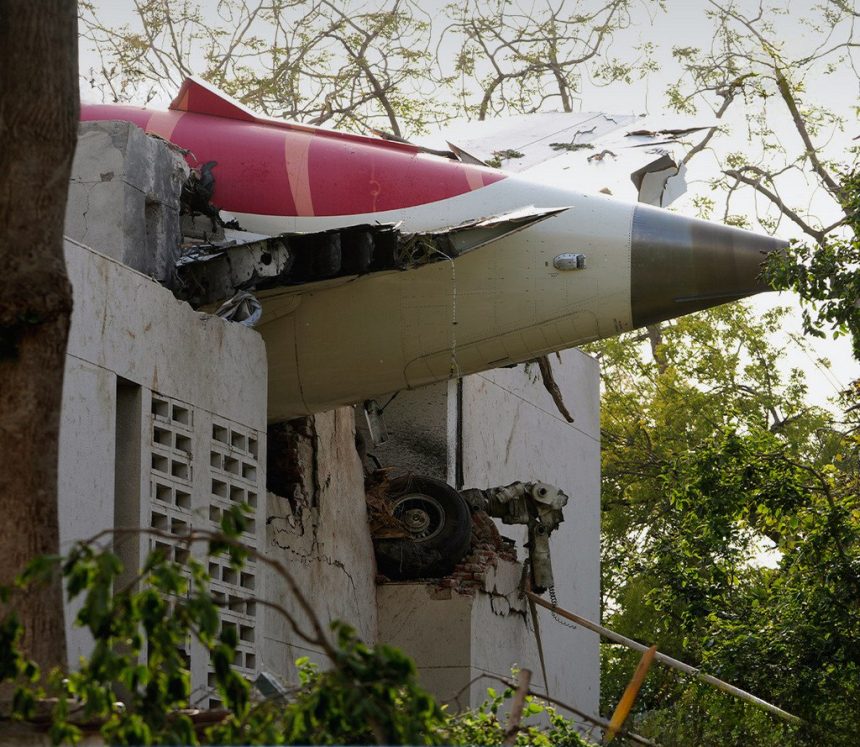 الشرطة الهندية: ارتفاع عدد ضحايا حادثة تحطم طائرة الركاب إلى 290 قتيلاً