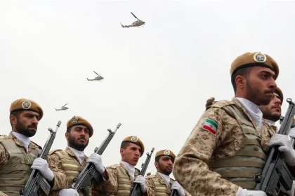 قائد الجيش الإيراني يعلن تلقيه أوامر لتنفيذ عقاب شديد بحق "المعتدين"