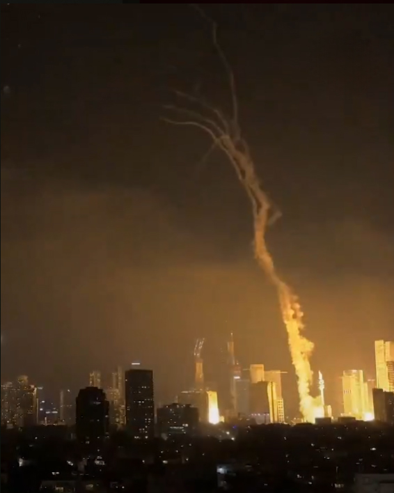 إعلام عبري: الصواريخ الإيرانية أصابت مقر وزارة الحرب في تل أبيب