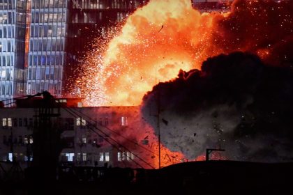 شرطة تل أبيب: المنطقة تعرضت لعدة أنواع من الصواريخ وهناك مبان انهارت وأخرى دمرت فيها طوابق كاملة