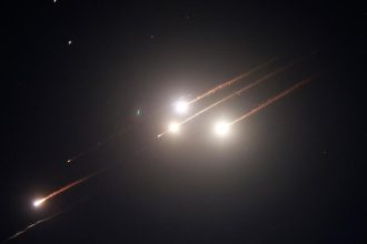 وكالة أنباء فارس الإيرانية: الصواريخ الإسرائيلية تستهدف 4 نقاط في محافظة أذربيجان الشرقية