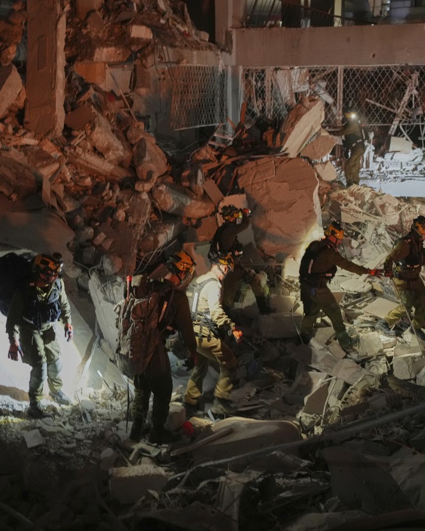 إعلام عبري: 6 قتلى إسرائيليين وعشرات المصابين والمفقودين نتيجة سقوط الصواريخ الإيرانية