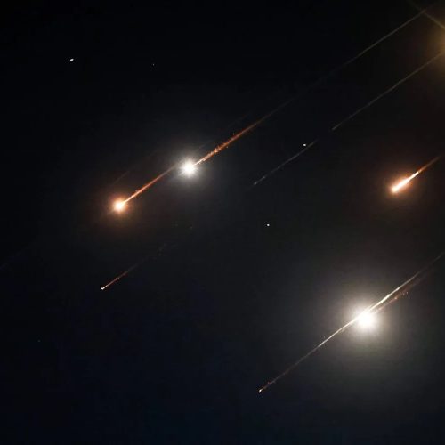 وصول دفعة من الصواريخ الإيرانية إلى تل أبيب وصفارات الانذار تدوي في اسرائيل