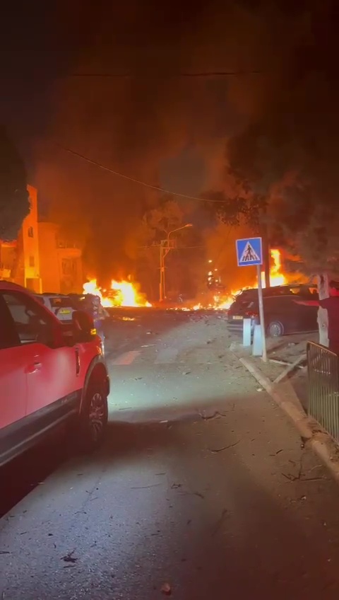 انفجارات ضخمة تضرب أنحاء في تل أبيب وحيفا بفعل الصواريخ الايرانية