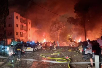 إعلام إسرائيلي: تضرر 7 مبانٍ في حيفا واندلاع النيران بعدد من السيارات إثر سقوط صاروخ إيراني