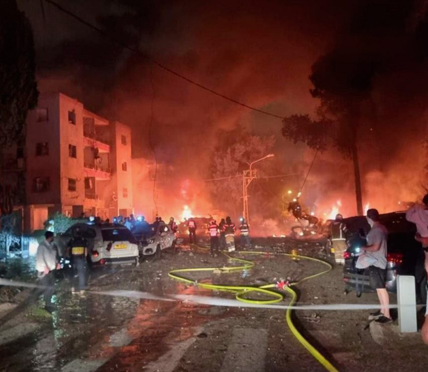 إعلام إسرائيلي: تضرر 7 مبانٍ في حيفا واندلاع النيران بعدد من السيارات إثر سقوط صاروخ إيراني