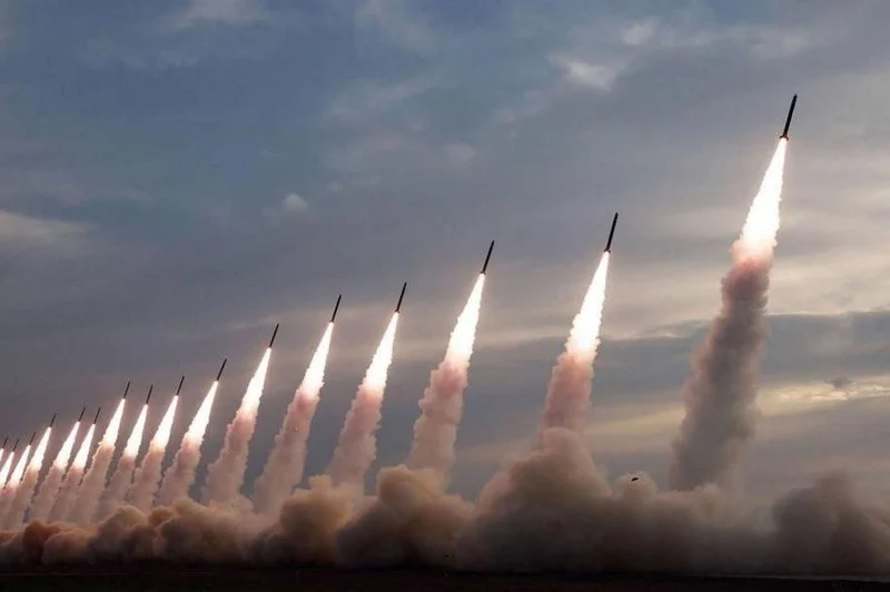 إعلام عبري: إيران نفذت 11 هجوماً وأطلقت 370 صاروخاً و100 مسيرة منذ بدء الحرب