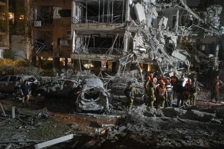 قتلى وجرحى وحرائق ودمار واسع في تل أبيب جراء القصف الإيراني