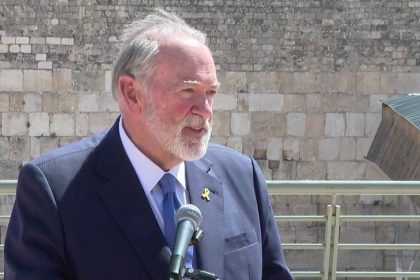 سفير أميركا بإسرائيل: أضرار طفيفة جراء سقوط صاروخ إيراني بالقرب من سفارتنا بتل أبيب