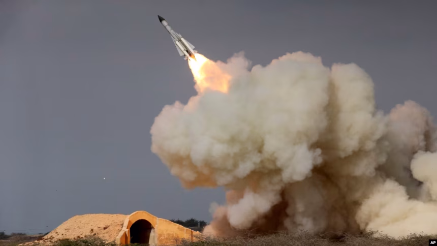 الشرطة الإسرائيلية: أضرار مادية إثر سقوط صواريخ في منطقة تل أبيب