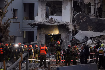 إعلام عبري: إصابة مبنى مؤلف من 8 طوابق في تل أبيب الكبرى إثر سقوط صاروخ إيراني