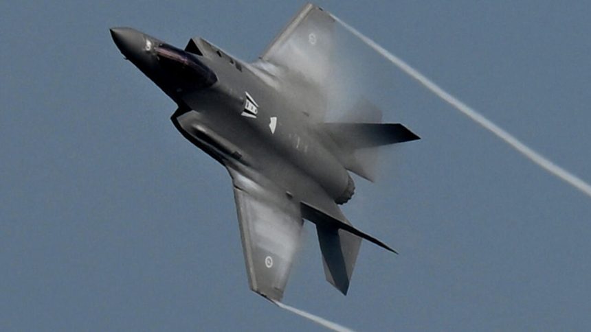 رويترز عن مسؤولين أمريكيين: الجيش الأمريكي ينقل مقاتلات إلى الشرق الأوسط